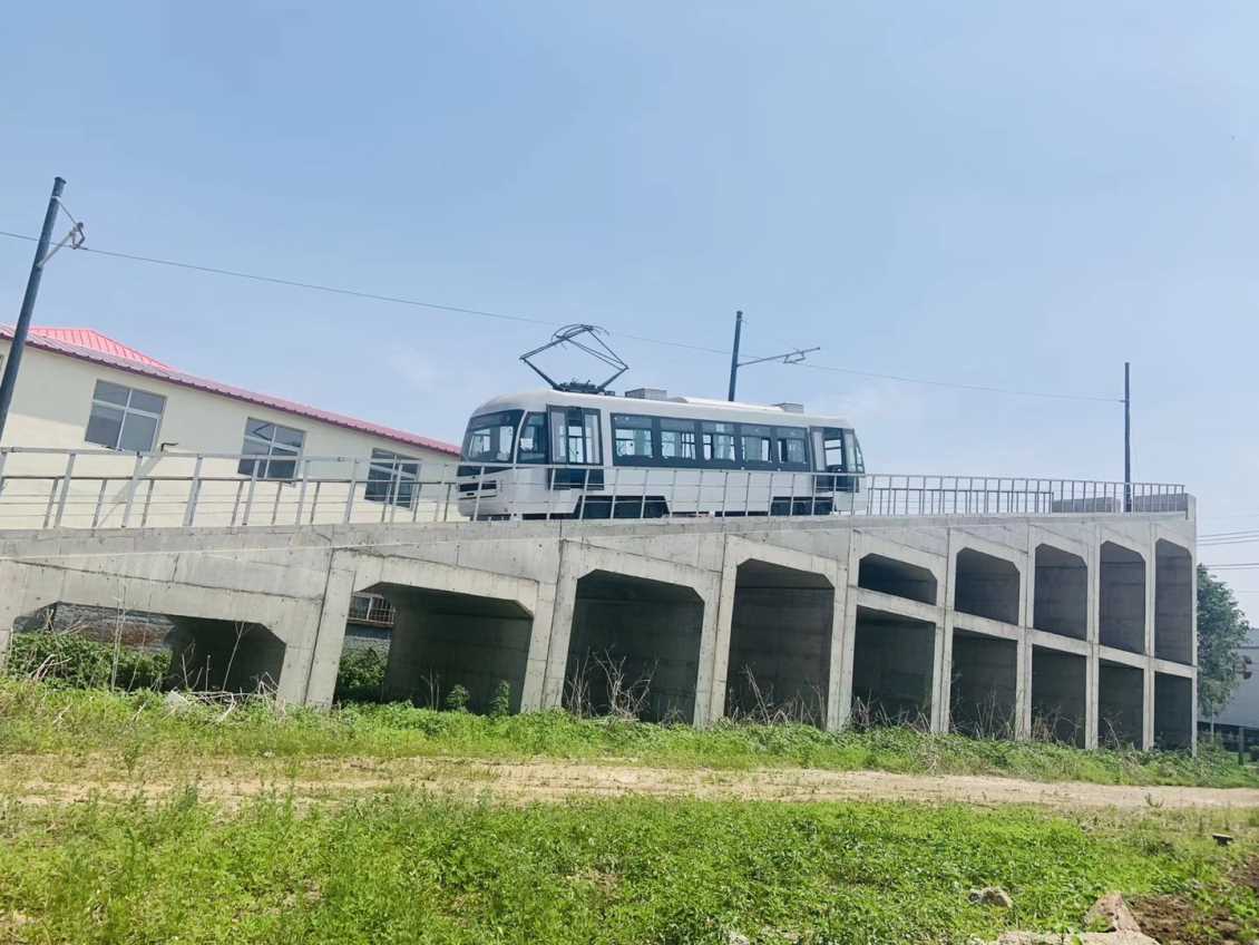 自主研发—齿轨电车及配套轨道示范线工程